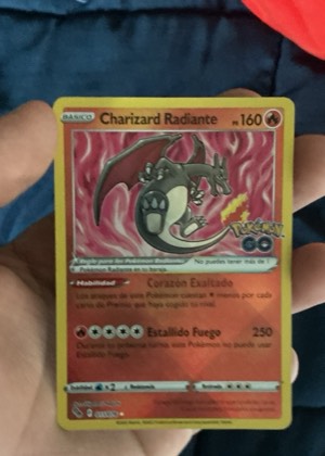 Charizard Radiante, graded 8.5